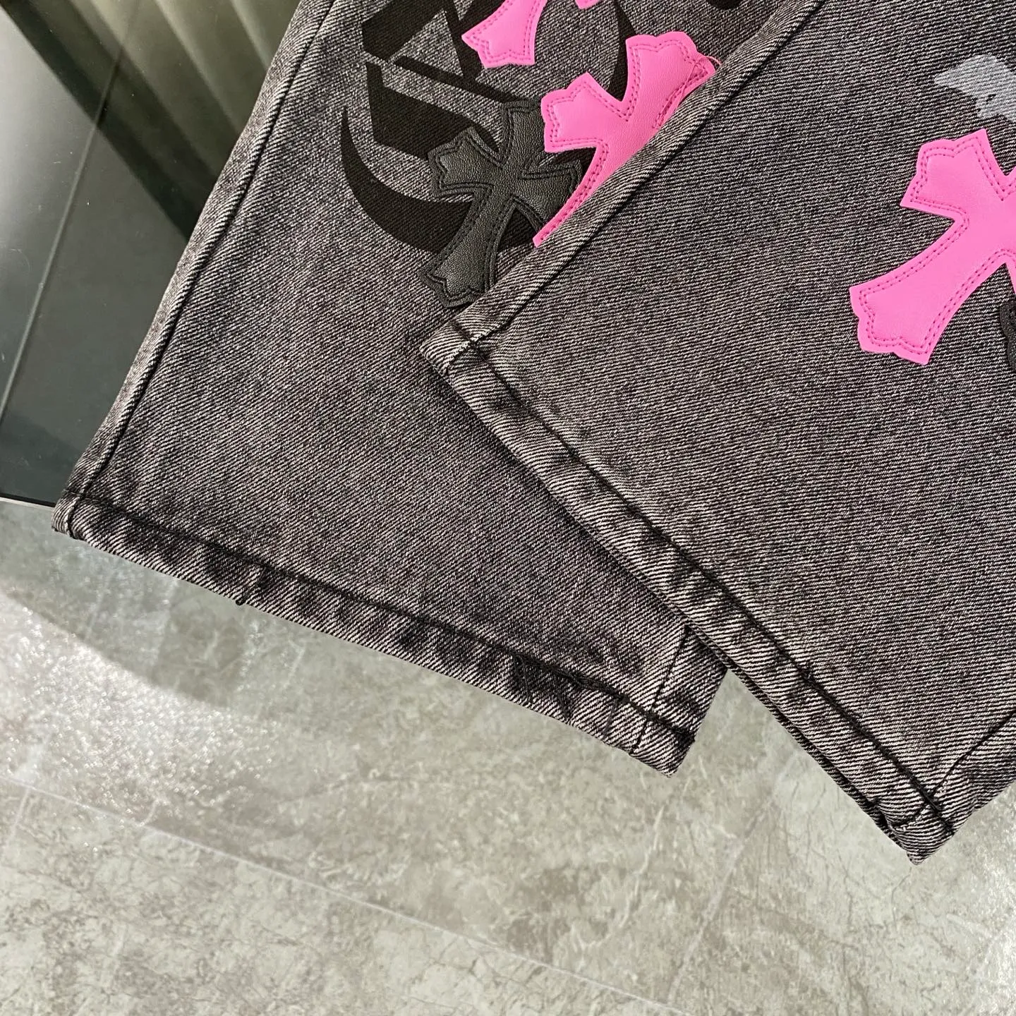 P250 CH Chromehearts official website limited edition black and purple cross patchwork leather jeans, priced at 34W level, patchwork cross pattern embellishment, washed jeans! ! An absolutely high-end luxury product, a 1.9W-level god-level single product, a super popular product, made by top heavy industry, a magic weapon that cannot be missed! [About Zangyin] This is an extremely luxurious fashion brand that can also be called the aristocracy of the high street. It has always been an exclusive brand for some hipsters or rich second generations. Compared with ordinary high streets, it is more luxurious and noble. Compared with luxury brands, it is more fashionable and individual. It has always been a brand that I have a special liking for. [Top heavy industry fashion design] Consistently high-street luxury style. Speaking of this style, the Zangyin family and GU family are definitely the leading representative brands. Especially the Zangyin family has really achieved a state-of-the-art effect in creating high-street style. The unique washed material is used to create this style. The color system is already quite eye-catching. After it is decorated with patchwork cross flowers, it cleverly highlights the charm of the brand. Secondly, this style uses classic The high-waist cutting design highlights the long legs and fashionable temperament of the upper body. The brand is highly recognizable and the slim fit configuration is more suitable for daily wear. It is a product that interprets personality, fashion, and specifications at a glance. This single product is enough to make any fan excited. It can be a white T-shirt for a youthful college style, or a tight suspender for a royal style. It has strong matching ability and can be easily controlled by men.  [Materials and craftsmanship] Needless to say, this point goes without saying. As an excellent craftsman brand, Zangyin’s requirements for details and craftsmanship are really perfect. The washed color of this model has gone through so many processes, not to mention the embellishment of denim appliques. It is also purely hand-made and sewn. Just like what they believe in, only hand-made things have soul and have the meaning of wear. A top-notch heavy-duty fashionable denim item, I look forward to your perfect interpretation! !  Color: black gray Size: 28-36